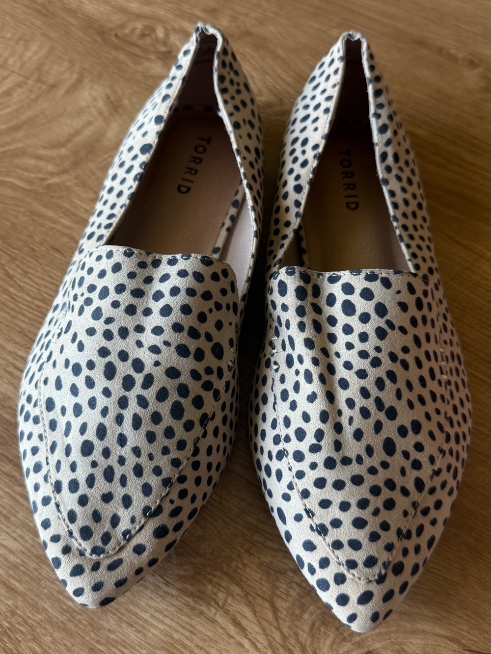 Torrid 8.5WW Black Dot Pointed Toe Slip-On Flats on Cream